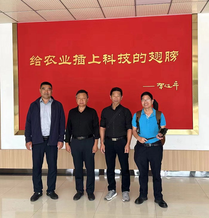 廣東省普寧市農科所馮順洪所長(cháng)、國家甘薯產(chǎn)業(yè)技術(shù)體系濟寧綜合實(shí)驗站黃成星站長(cháng)來(lái)金藤公司指導